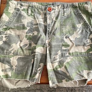 Billlabong Camouflage Green Women’s Shorts. Size 28. Good condition